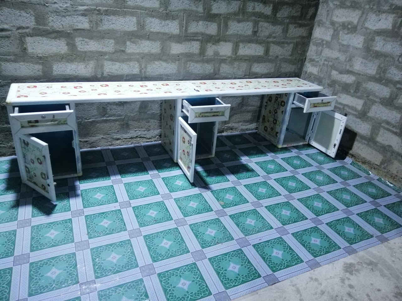 للبيع ميز حلاقين كامل هواء ومراياته وكرسي ورفوف السعر على الرقم *********** مكاني واسط كوت شارع النفط
