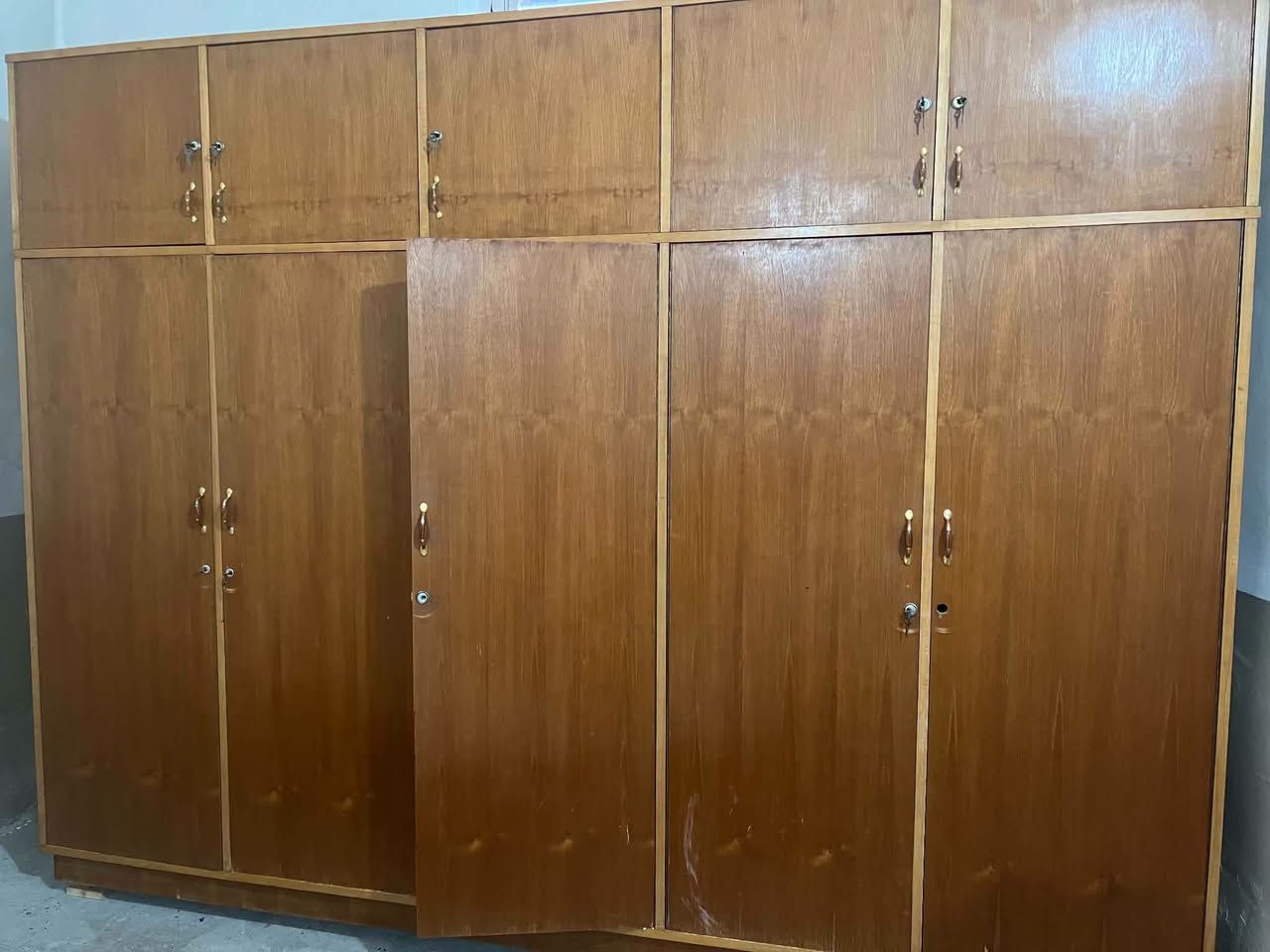 کانتۆرەکان هەر یەکی ١٠٠ هەزار و تیڤیەکە ٥٠ هەزار شوێن کۆیە

نص مكتوب في الصور:
- المزيد