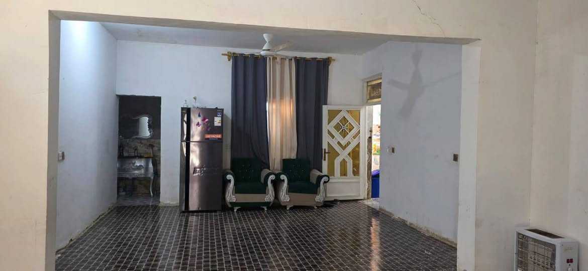 السلام عليكم بيت للبيع  كوت حي الحكيم الثانية جاي من سيطرة العمارة مساحه تقريبا 650 ومساحه البيت 200 تقريبا حديقة كبيرة  يحتوي على غرفتين وهول واستقبال بيت جديد ومرتب يبعد عن شارع العماره 250 متر للاستفسار ***********  متوفر واتاساب السعر 60 بي مجال
