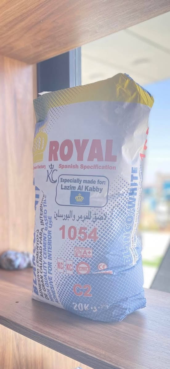 الوكيل الحصري
مادة رويال 1054  اللاصقة تُعد من أفضل الحلول في عالم المواد اللاصقة بفضل جودتها العالية وأدائها المتميز كما تتميز بقوة التصاق استثنائية توفر ثباتًا دائمًا حتى في الظروف القاسية و مقاومة للرطوبة والمياه مما يجعلها مثالية للاستخدام في الحمامات والمطابخ و مرونة عالية تساعد في امتصاص التمدد والانكماش الطبيعي للمواد، مما يمنع التشققات. إذا كنت تبحث عن مادة لاصقة تجمع بين القوة والمتانة والجودة العالية، فإن رويال 1054 اللاصقة  هي الخيار الأمثل لضمان نتائج تدوم لسنوات طويلة. توصيل جميع مناطق البصره جمله ومفرد بأسعار تنافسية 

رويال.....احدى عشر عاماً من القوة و العطاء
هاتف المبيعات: ***********
موقع الشركة :  البصره .. حمدان. مقابيل. سجن. حمدان
#شركة_ مكتب الفيحاء 
#رويال_فخر_الصناعة_الوطنية🇮🇶
#رويال_المادة_اللاصقة_الاولى_في_العراق
#لواصق_رويال
#لواصق_بناء

نص مكتوب في الصور:
- 1054 تستخدم هذه المادة اللاصقة في تثبيت البلاطات الثقيلة مثل المرمر، البورسلين و الكرانايت في التطبيقات الداخلية و الخارجية سواء على الجدران او الارضيات مناسبة لاماكن ذات الاحمال العالية مثل الممرات لاصق للمرمر والبورسلين رويال لانتاج لواصق البناء
- ROYAL لانتاج لواصق البناء خيار المهندسين الاول في المشاريع الكبرى ROYAL المادة اللاصقة الاولى في العراق *********** رويال 1054 مادة لاصقة إسمتية مرنة عالية الأداء، تتميز بقدرتها على عزل الماء بفضل احتوائها على نسبة عالية من البوليمر. يمكن استخدامها في تطبيقات لصق البورسلين فوق البورسلين القديم
- بلا منافس الا قوة هو 1054