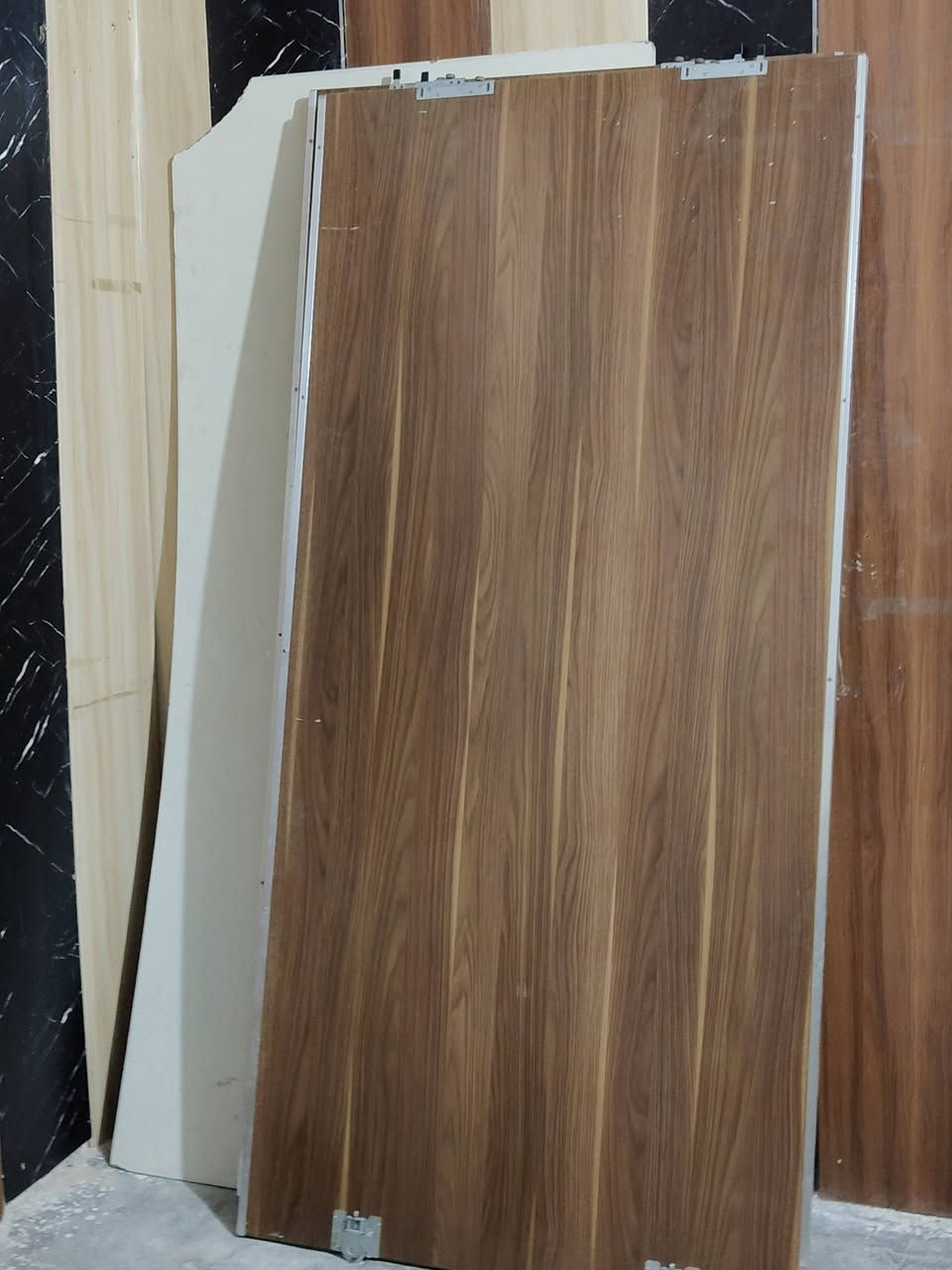 السلام عليكم غرفه اخشاب تركيه للبيع الي يريده يراسلني خاص سعر مناسب عوزه شويه ترتيب ***********

