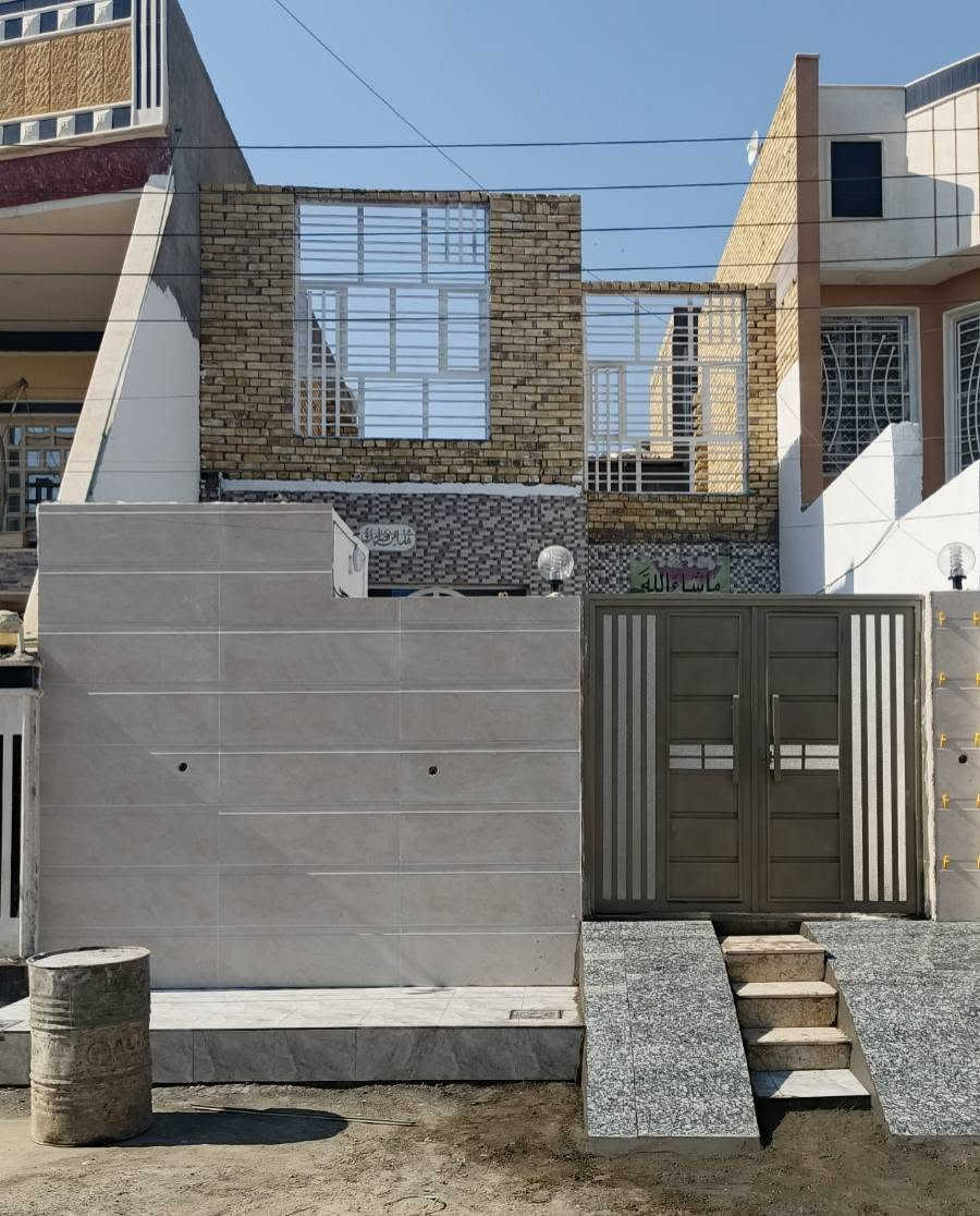 للبيع فقط
المساحه 125 متر 
الطابق الأول يحتوي على
غرفه
صاله 
استقبال 
مطبخ حار وبارد
الطابق الثاني يحتوي على غرفه واحده فقط
والباقي هيكل جاهز للبناء
البيت فارغ محد ساكن بي 
البيت جاهز للسكن

الموقع/ الحي العسكري قرب السكلات وخلف المستوصف النموذجي ومدرسة الكميت

 ***********  
 غير متواجد ع الفيس نهائياً
