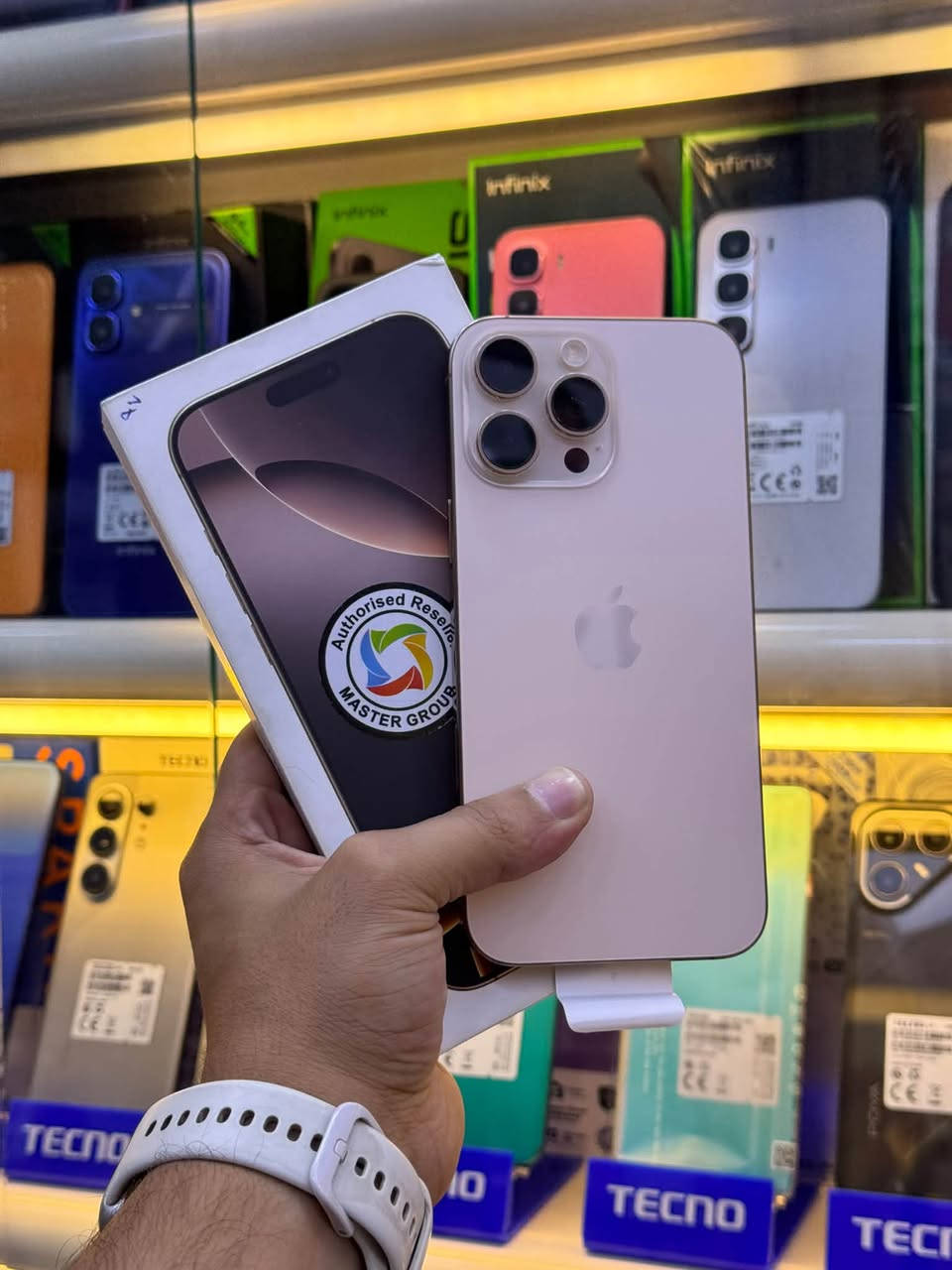 iphone 16 pro max 
بطاريه /🔋/92
نضافه /99
ذاكره /256
للاستفسار/***********
العنوان /الرمادي تاميم /شارع ام عمار / مركز اللؤلؤة للموبايل Al-lulua Mobile Center
