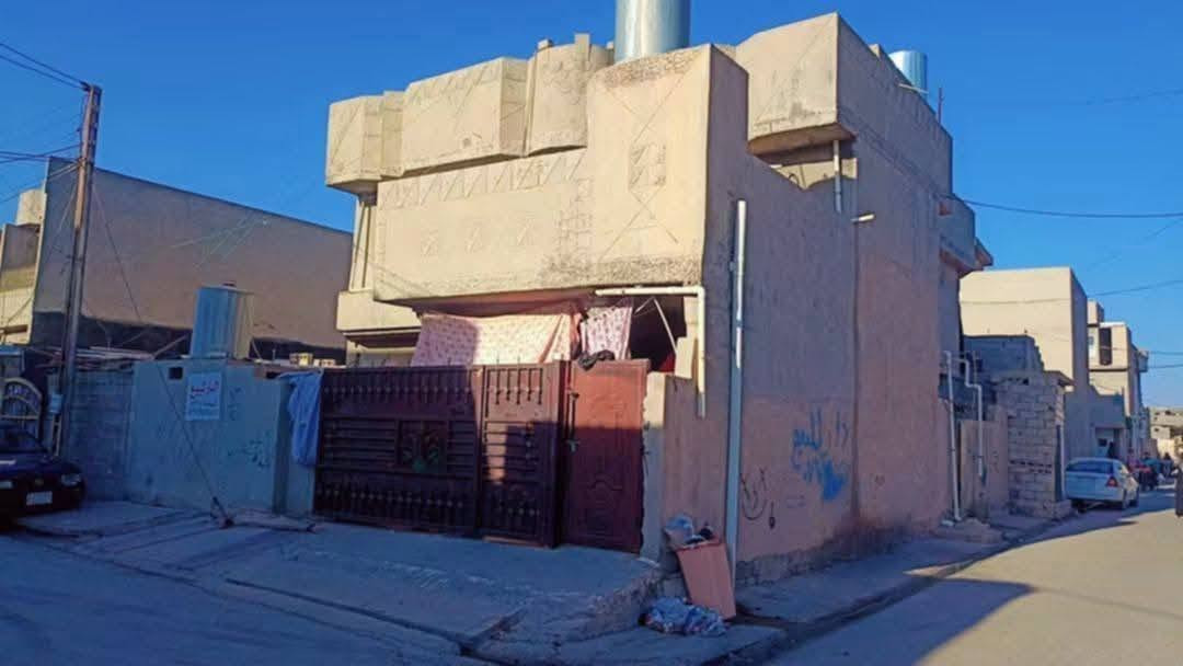 دار للبيع مساحه 200 متر ركن يحتوي ثلاث مشتملات 

🏠 الطابق الاول يحتوي على حوش كبير وتواليت خارجي
واستقبال وغرفتين وهول ومطبخ وحمام

🏠طابق ثاني مشتمل اول يحتوي على حوش وصحيات خارجية  وغرفه نوم ومطبخ وهول وحمام

🏠طابق ثاني مشتمل ثاني يحتوي صحيات ومطبخ وهول وغرفه وحمام وصحيات خارجية 

🏠شرط التحويل طابو باسم شخص واحد للاستفسار الاتصال على الرقم*********** السعر 170 وبي مجال
الموقع حي العروبة قرب مدرسة الشعب
