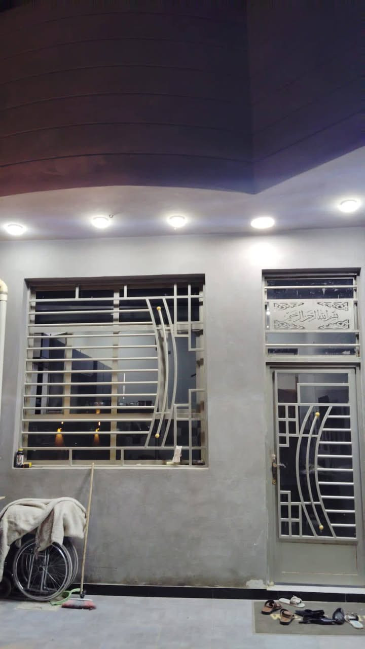 بيت مساحه 200 متر بناء حديث طابوك  جمهوري سنت 26 يخبل البيت طابو زراعي سند 25 باسم صاحب البيت حله سيف سعد مقابل شارع المشجر خلف الدكتور أحمد الجمل يبعد عن الشارع العام 200 متر وسط حي سكني صاحبت البيت مستعجله من الاخير 87 واتساب ***********
