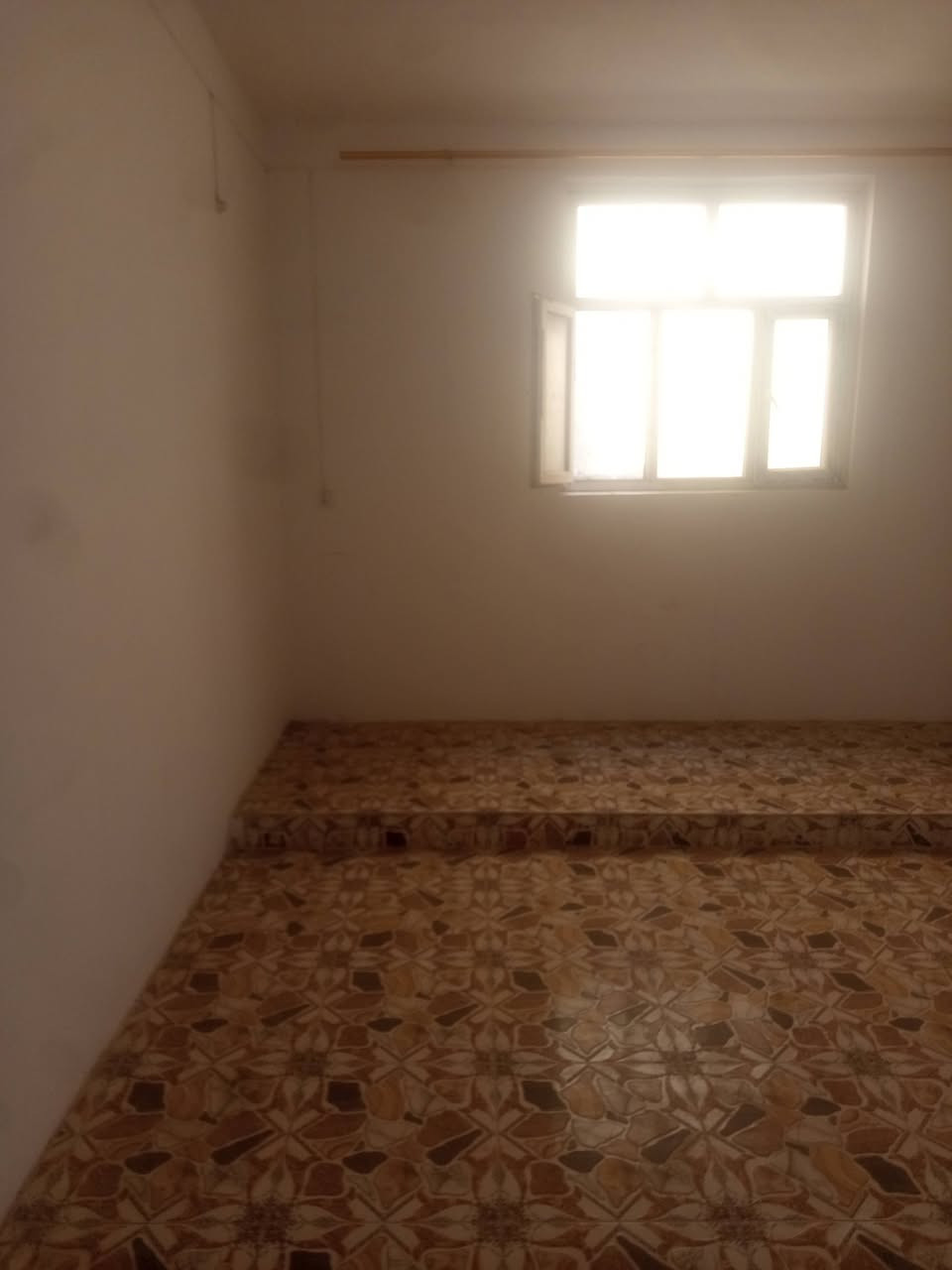 شقه للايجار على شارع الزهور سعرها 350 بارمه حوش 50 متر بيهن مكانها مميز حي الاشتراكي م مكتب حي السواق ***********
