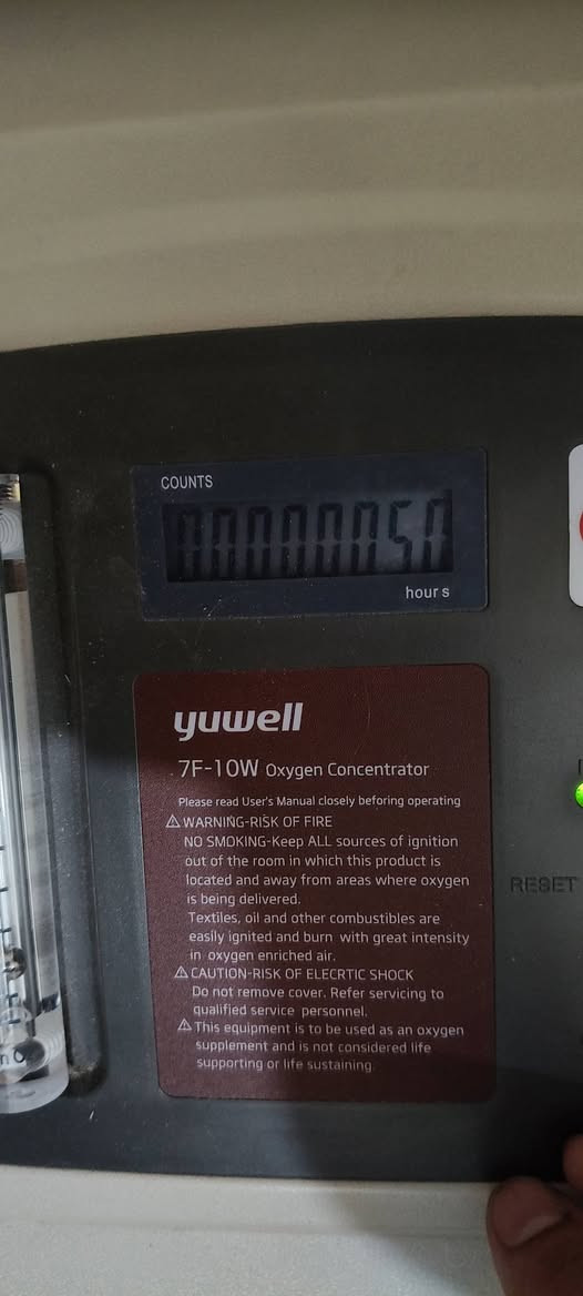 للبيع جهاز توليد أوكسجين منزلي قوي جداً من شركة Yuwell الرائدة (موديل 7F-10W سعة 10 لتر بالدقيقة). الجهاز مستعمل 50 ساعه يعني جديد 
​المميزات:
​ضخ مستمر عالي الكفاءة يصل إلى 10 لتر/دقيقة (مناسب الحالات التي تحتاج نسبة أوكسجين عالية).
​مزود بنظام إنذار لأمان المريض ونسبة تركيز أوكسجين مستقرة.
​يحتوي على عداد ساعات تشغيل لمتابعة الاستخدام.
​مزود بعجلات لسهولة التحريك داخل المنزل مع وعاء الترطيب كامل.
​الجهاز بحالة الفحص ويعمل بكفاءة عالية.
​السعر: 1,500,000 دينار عراقي (قابل للتفاوض للجادين).
​المكان: بغداد (متوفر توصيل داخل بغداد).
​للتواصل: [***********]
