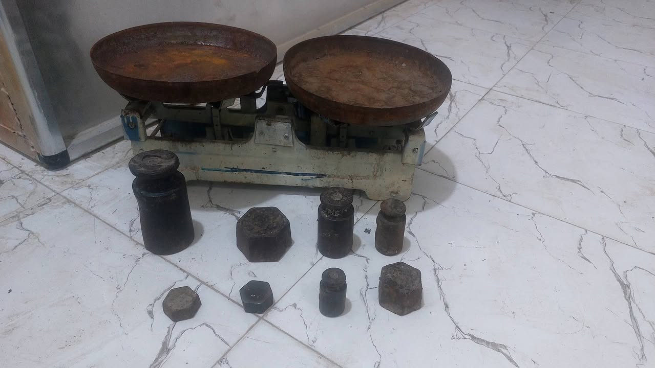 ميزان كامل مع العيارات اصلي زائد ملحق مترين نظيف جدا بدون سنك زائد جدر عدد اثنين يشتغل كهرباء عل فحص للإستفسار الاتصال على الرقم ***********
