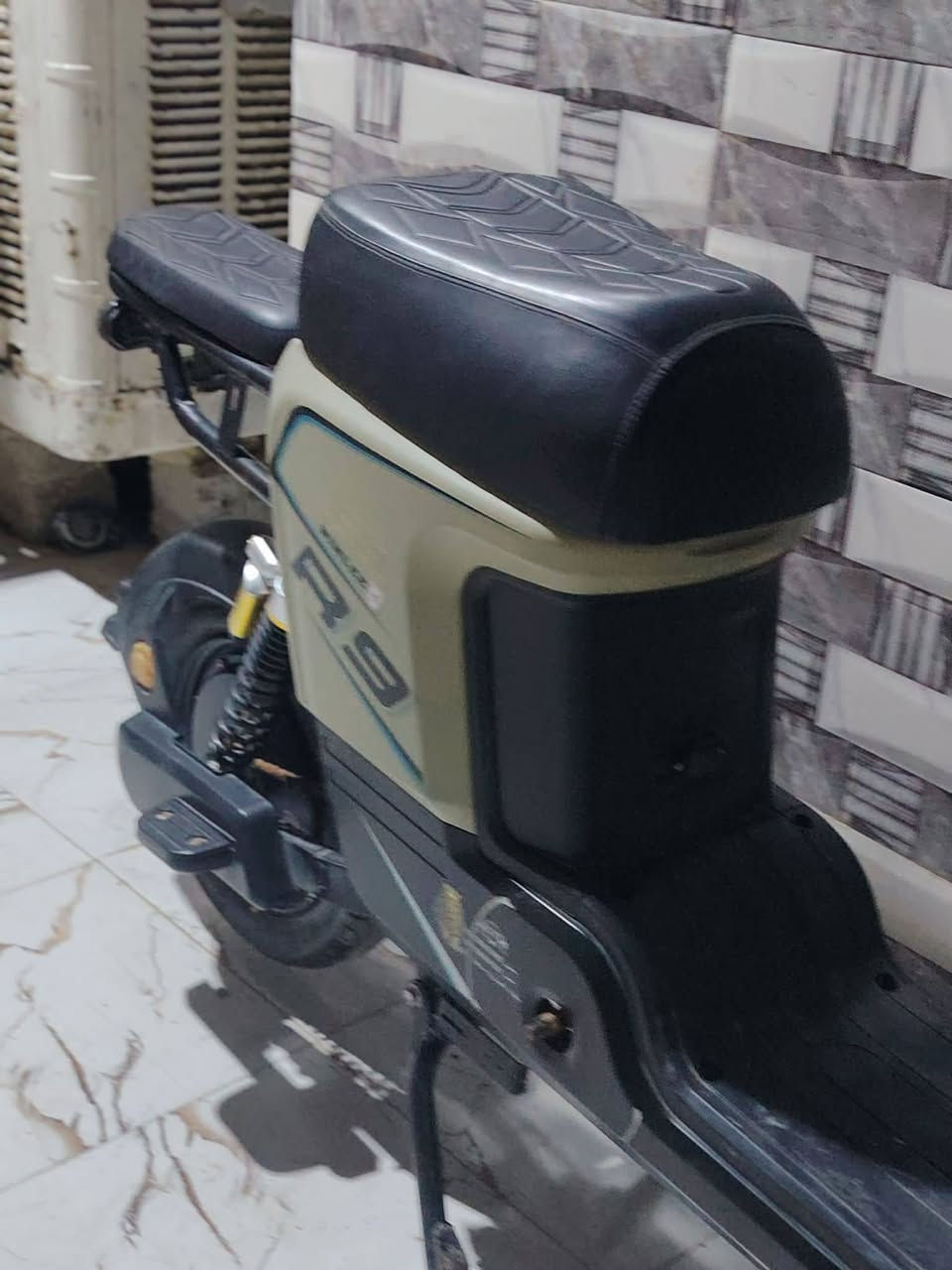 سلام عليكم درجة شحن R9  بطريات عوزهن بس شحن مستخدم قليل موديل2025كهربايته كلهن شغال تبل اشاره يشاره يمنه يسره سرعه 109والحقيقي 70 ليت علي ناصي تحمل وزن درجة حيل نضيفه ملف حديد 1500وتا وتيرات جدد والسعر 200وبيه مجال مكاني بابل الرقم  *********** استفسار
