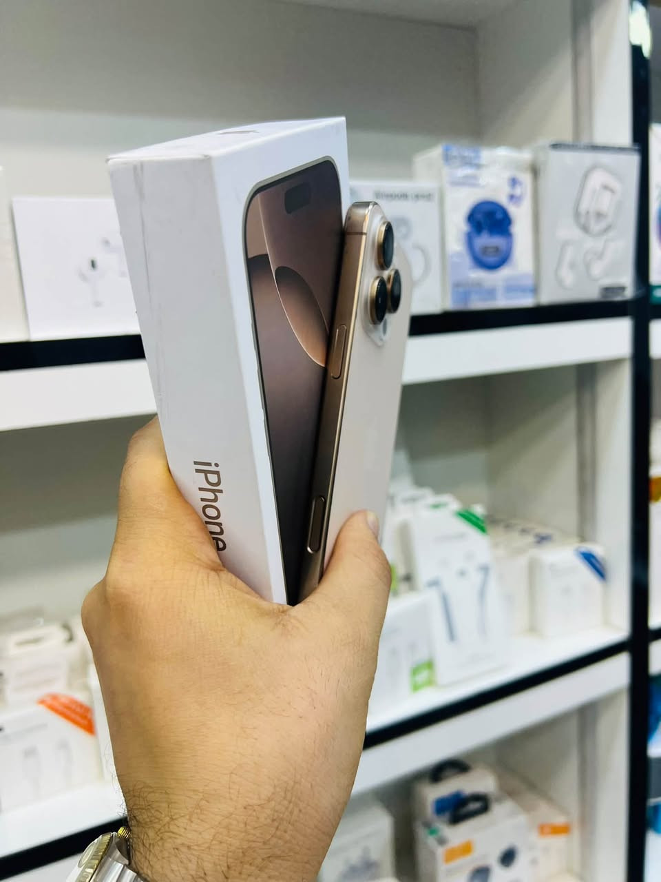 السلام عليكم 🫡
للبيع iPhone 16 pro max 
ذاكرا 256 
بطاريه 84% بلاد 
نموذج M شرق اوسط ماستر 
نضافه 90% لون ذهبي 
الجهاز فول فقط مبدل شاشه اصليه اصليه سوفت اولد ارقه نوعيه ب السوك وكله بلادي الجهاز وضع شركه صوت اتصال انترنيت كامرات فيس ايدي كله شغال مابيه خلل السعر قفل ٨٤٠ الف مكاني بغداد مدينه الصدر رقمي ***********
