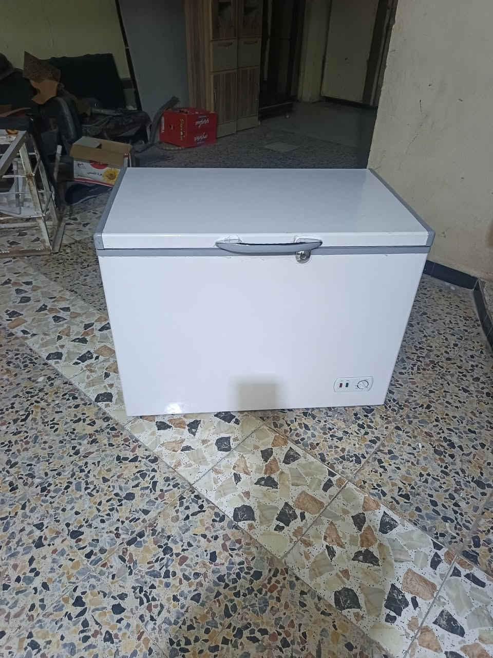 مجمده حجم كبير شرط الشغل ولنظافه تجميدهه خير من الله مكانهه كاطون مكتب بيروت سعرهه ٢٥٠وبيهه مجال (***********

