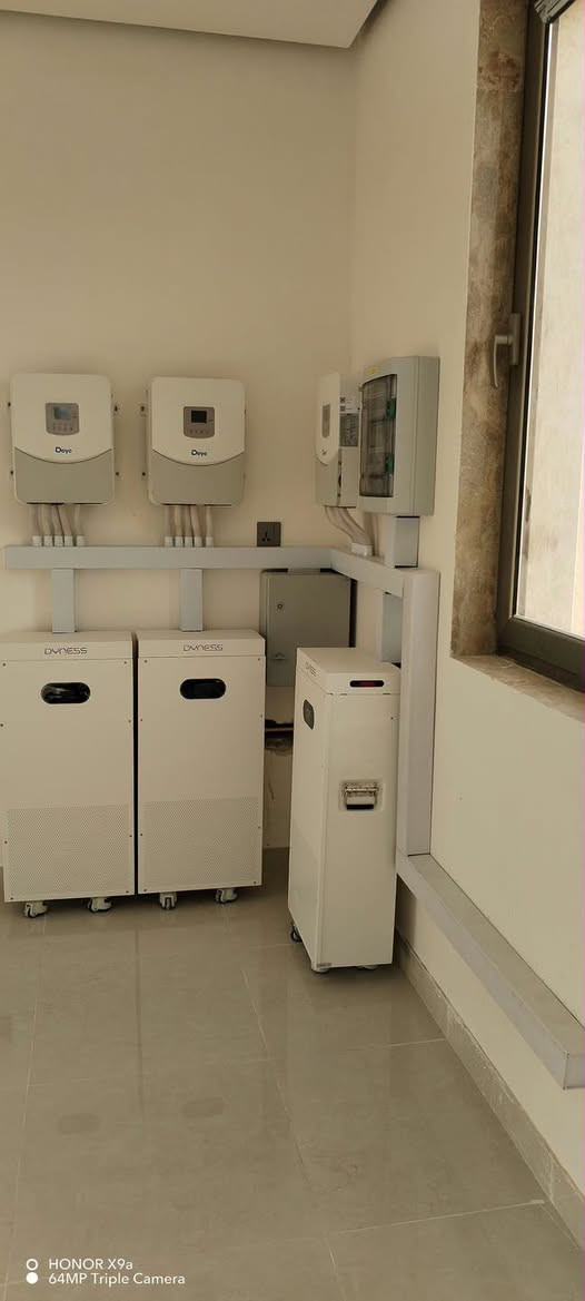 ⚡️ مشروع جديد | العامرية

من العامرية… تنفيذ جديد لمنظومة طاقة شمسية متكاملة، صُممت لتوفير طاقة مستقرة وأداء يعتمد عليه. ☀️

🔋 قدرة المنظومة: 60 أمبير 

مكونات المنظومة:

* ☀️ 30 لوح LONGi Hi-MO X10
* ⚡️ 3 × Deye Inverter 6.6kW
* 🔋 3 × Dyness Battery 16kWh

منظومة متكاملة بتصميم وتنفيذ احترافي، لتوفير طاقة مستقرة واعتمادية عالية للموقع. 

آفاق التراضي للطاقة المتجددة
طاقة اليوم… لمستقبل أفضل.

📍العنوان : بغداد / شارع الصناعة بناية ركن الصناعة مقر الشركة الطابق الاول 
شركة افاق التراضي

***********
***********
***********

نص مكتوب في الصور:
- O HONOR X9a
- 64MP Triple Camera
- HONOR X9a
- HONOR X9a 64MP Triple Camera