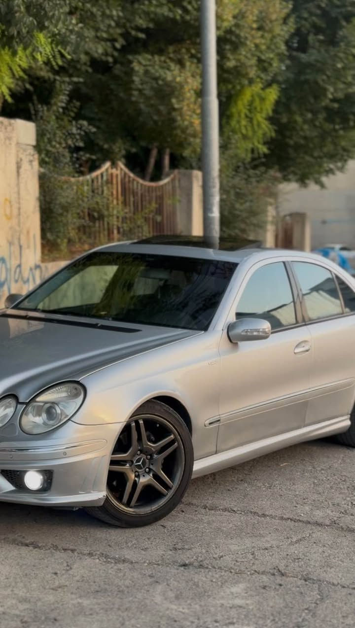 میرسدس e class 240 2003 دەحامی بۆ دەحامی بە شەرت مەنەفێست ئەوەروپی ئەسلی  گێرو مەکینەی لۆک لۆکە بەشەرتی فەعس، لێدراو بەشەرت  سەقفی و حیزام بەشەرت شوختوو چاڵوچۆڵی نیە هەتا نەیبینی نازانی چەند خاوێن و جوان ماوەتەوە لەسەر دەقی شەریکەیە، یەک دینار مەسرەفی تێدا نیە 
 سحری ٧٥ وەروقە و مەجال 
*********** سوران, أربيل

نص مكتوب في الصور:
- New car alham drela ❤️ 🙏