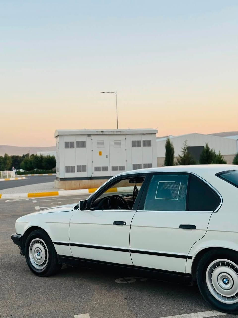 520 گێر عادی مەکینە کەپس
کاکە سلاوی خواتان لیبت ئەم بیئێمە بۆ فرۆشتن
سەیارەکە ئارم پلاستیکی هەولێر بە شەرتی کۆپیتەر و خەرامە سەیارەکە هەتا بڵی پاکە گێر مەکینە بە شەرتی ۱٠ وەستا سەیارکە مالی دۆستە حیزامە سەقفی بۆیاخ نیە کارەبای تەبریدەکەی بەس کۆپلێسەرێکی دەویت و هەمو گیانی بە شەرت ۳٦ گەڵاو معامەلە 
***********
