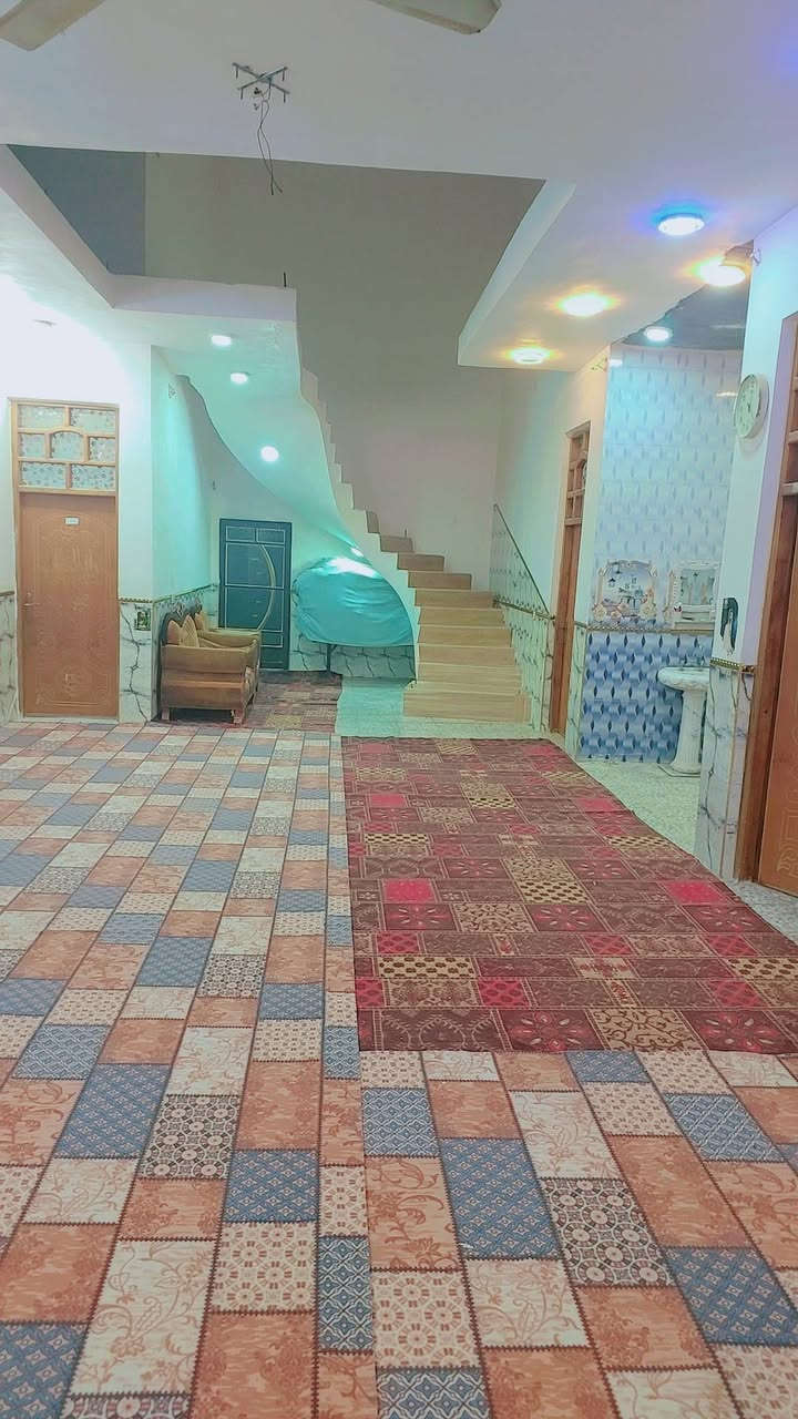 دار للبيع مساحه ٥٠٠ متر ركن على شارعين في المعاره قرب حسينيه السجاد يبعد عن الشارع ١٠٠ متر يتكون من مساحه البناء ٣٠٠ متر غرفتين ٦×٤ و ٥×٤ وصاله ١٢×٥ ومطبخ ٥×٤ واستقبال ٩×٥ وحمامات داخليه وحمامات خارجيه بناء جديد  وحديقه ٢٠٠ متر خدمات ماء كهرباء مولد ذهبي الاتصال على الرقم ***********
