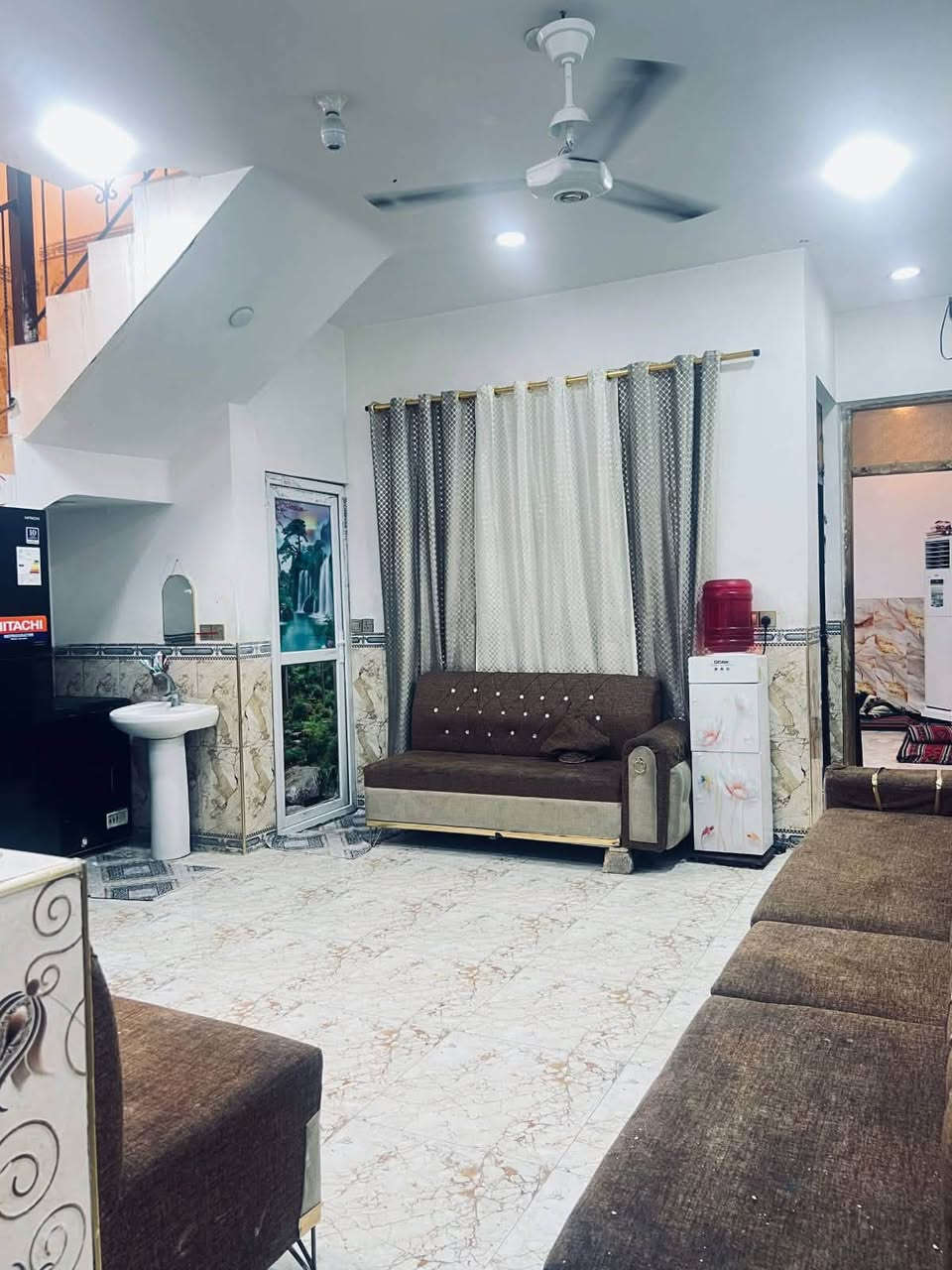 بيت طابقين ونص مساحه 123 متر واجهه 6 نزال 21
الطابق الارضي يحتوي على مدخلين طرمه+حمام خارجي 
استقبال 
مطبخ 
صاله كبيره+خدمات داخلي وخارجي 
منور + غرفه نوم 
الطابق الثاني 
غرفه نوم كبيره 
غرفه نوم ثانيه 
صاله كبيره من ضمنهاا مطبخ+ خدمات 
الطابق الثالث غرفه نوم
+ سطح امامي+سطح خلفي
العنوان بغداد الدوره المهديه الثانيه الشارع التجاري مجاور صيدليه دواء العز
للاستفسار والطلب الاتصال بالرقم 
***********
او مراجعة مكتب الشهم للتطوير العقاري 
شارع ٤٠ قرب أسواق العائلة
