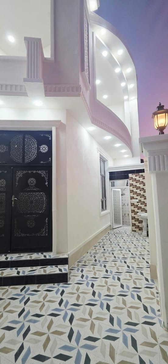 سم الله إعلان بيت للبيع الرمادي ال٧كيلو قرب مستشفى الحجر الصحي رقم العقار ٥٩الف شارع ١٥متر المنطقه سكن نوع العقار طابو صرف المساحه ٢٠٠متر نوع البناء حجر الطابق الاول الثاني بلوك يحتوي الدار على ٦غرف نوم استقبال مطبخ حار وبارد حمامات عدد ٣ سنه البناء ٢٠٢٦ بعده صفر مامسكون ملاحضه بصفه قطعه تنباع ويا اذا حاب المشتري أستفسار أكثر ***********
