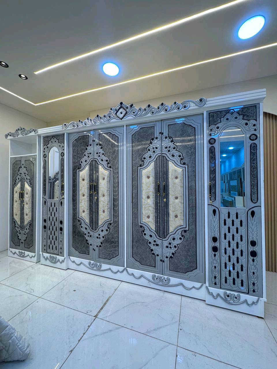 حصرياً الموديل الجديد   

السعر مليون و٥٠. الف 

غرفه نجاره قتصاديه 🛌

متكونه من 9 قطع مميزه 

الكنتور ارتفاع 240 طول 320 

مع الزاويه مجموع الطول 4 امتار 

السمك الخارجي للغرفه 5 ملم انديف

والسمك الداخلي 3 ملم معاكس ابيض

سعر الشازلون الخزان 75 الف 

سعر الشازلون المقعد 50 الف 

متوفر توصيل وشد داخل بغداد 😊منو يكول النجارة العراقية ماتت؟ 🇮🇶
هذا شغل يد... متانة وفن 
اسمع من النجار نفسه 👇
للحجز والاستفسار راسلنا خاص
#نجارة_عراقية #غرف_نوم #شغل_يد#ديكور_عراقي #بيت_عراقي #نجارة_يدوية #قبل_وبعد #تجهيز_عرسان #بغداد

متوفر توصيل وشد لكافة محافضات العراق 🇮🇶