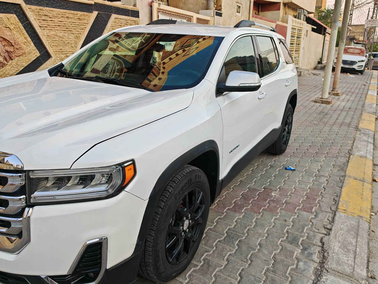 🚗 للبيع: جي إم سي أكاديا (GMC Acadia SLT) موديل 2020 — بحالة ممتازة
📌 المواصفات الأساسية:
 * الماركة والموديل: جي إم سي أكاديا (GMC Acadia)
 * الضرر : جهة السائق صور الحادث مرفقة
 * الموديل: 2020
 * الفئة: SLT
 * المحرك: 6 سلندر سعة 3.6 لتر (V6)
 * نظام الدفع: دفع رباعي مستمر (AWD)
 * اللون الخارجي: أبيض
 * رقم الشاصي (VIN): 1GKKNULS3LZ213589
🌟 أبرز مواصفات فئة SLT:
 * شاشة معلومات وتحكم لمس تدعم Apple CarPlay و Android Auto
 * نظام تكييف أوتوماتيكي متعدد المناطق (تكييف خلفي مستقل)
 * مقاعد جلد مع تحكم كهربائي
 * كاميرا خلفية وحساسات مساعدة على الركن خلفي و حساسات جانبية
 * نظام دخول بدون مفتاح بصمة ٤ ابواب وتشغيل بضغطة زر (مع خاصية التشغيل عن بعد) صندوق كهربائي مع حساس فتح بالرجل
 * أنظمة أمان ومساعدة سائق متطورة (مثبت سرعة، تنبيه النقاط البيضاء، وغيرها)
 * المسافة المقطوعة (العداد): 168 كيلومتر
 * الفحص و السنوية: هزة جديدة +سنوية جديدة باسمي
 * السعر المطلوب: 195 مع مجال بسيط 
 * موقع : كربلاء المقدسة 
 * للتواصل: 📞 ***********
