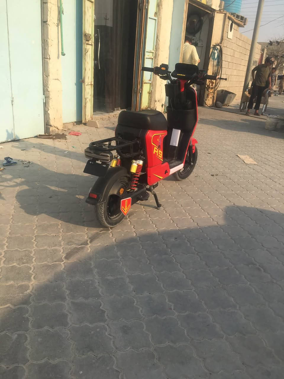 R9
مديل 2026
بطاريات 33جدد
دراجه اي نقص ما بيهه مراوس بx900لوR11
سعرهه $450$وبيهه مجال 
مكاني زبير صحفيين 
تواصل (***********)
