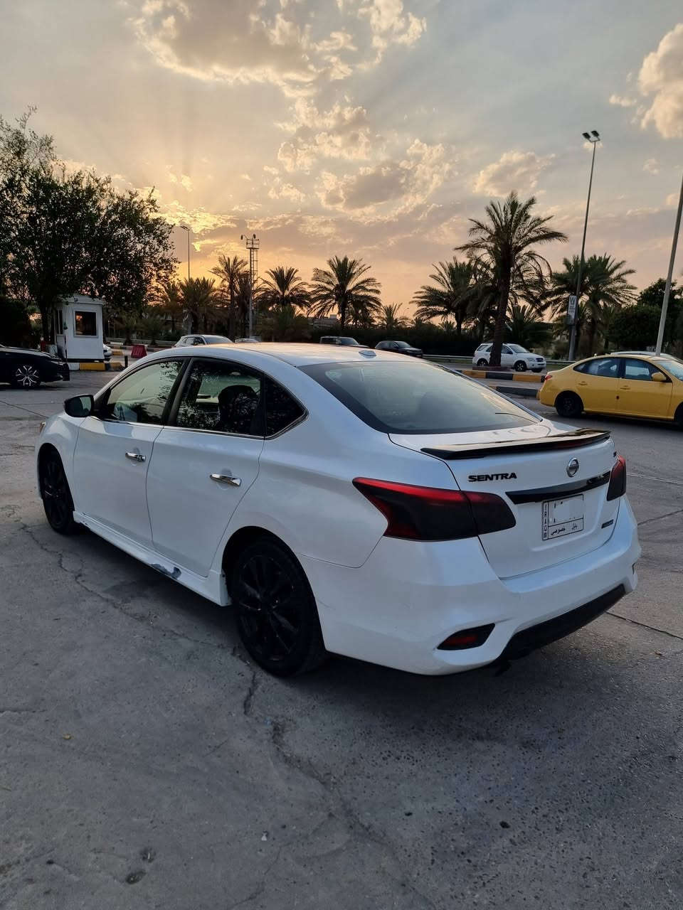 السلام عليكم 
للبيع نيسان سنترا SR MIDNIGHT 18
فول مواصفات سبورت عدا البانوراما 
ويل سبورت 17
محرك 1800
بصمة
كراسي تدفئة + جلد
تحكم ستيرن
شاشة وكاميرا
وباقي مواصفات الفول انتوا تعرفوهن
حادثهة بجم سطحي الشاصي سليم .. بيهة اكثر من قطعة صبغ اني ابيعها حزام ..وكشرها نظيف مثل مدتشوفون ومجارد
حداديتها جديدة
السيارة ماشية 160 ميل 
السيارة بأسمي رايدهة ب 94 وبيها مجال 
رقمي *********** ..وبي واتساب
