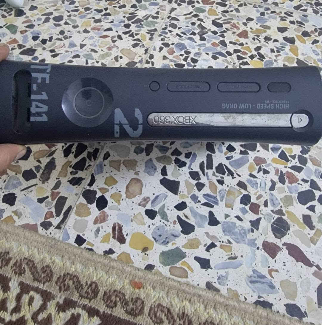 سلام عليكم اكس بوكس 360 شغال فول نضافه استخدام قليل ملحقات ومحوله كلهه موجوده جوستيك ثني 19 لعبه وتاخذه على الفحص مكاني بغداد الحميديه ***********
