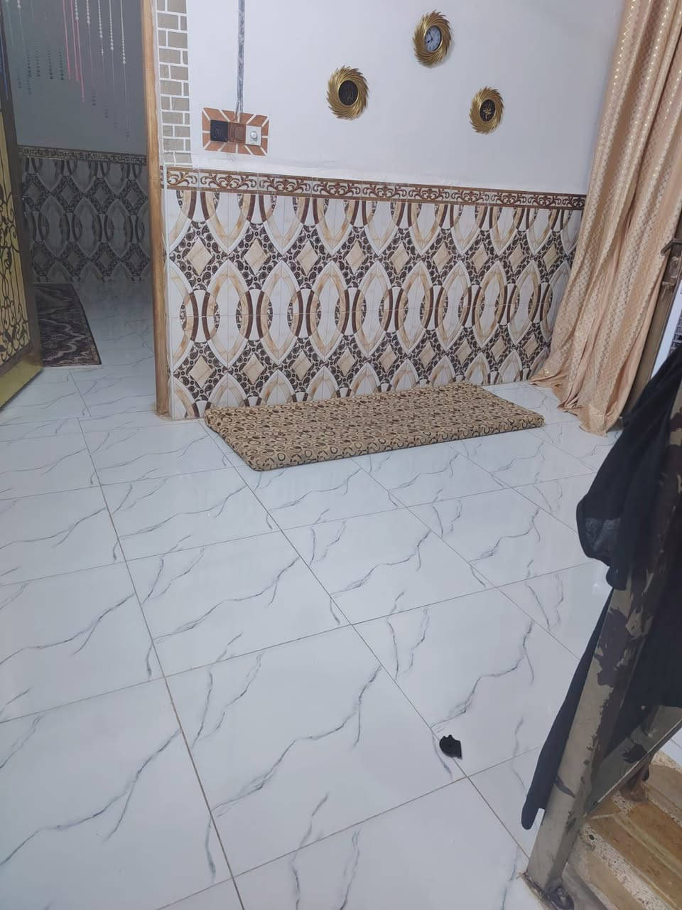 بيت للبيع المساحه 100متر طابقين البيت كامل مكمل بي غرفه وصاله ومطبخ واستقبال تخاريج داخل وخارج الطابق الثاني البناء غرفه وصاله وتخاريج أبناء درجه أوله الرضيع بورسلين سيراميك الجدار البيت برغي ماعايزه كامل مكمل العنوان وره اسواق فاضل الشافعي يم طاقه مال الكهرباء حي المنتضر طابو زراعي حتا شارعه تبليط الاستفسار ***********
