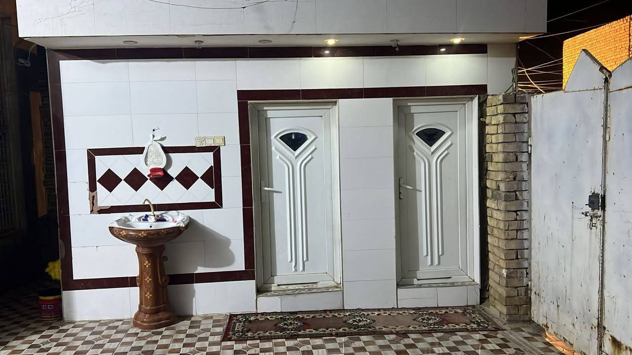 السلام عليكم بيت للبيع المساحة 220  المكان حاوي العباس الموقع اول شارع قريب الشط متوفر كافه الخدمات شارع صب ورصيف ومجاري دفن بناء حديث صب كونكريت الارضي رباط 60 × 40 يحتوي على غرفتين مساحه الغرفه الواحدة 5 × 4  
ومساحة الصالحة 7ونص × 5ونص 
ومساحة المطبخ 4 × 3
ومساحة الديوانية 11 × 4 
***********
