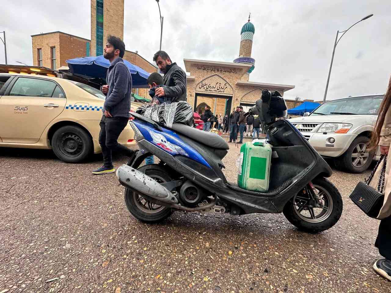 السلام عليكم اخوان دراجه ماكس عدله للبيع بلاديه ما مفتوحه كله ختم واحد ويه المكينه مكاني بغداد البياع للاستفسار اتصل على الرقم ***********
