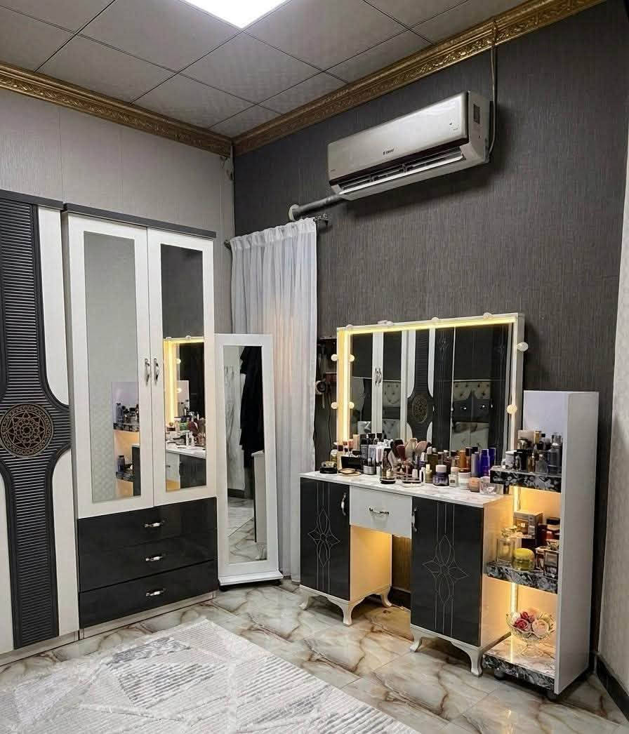 بيت للبيع في الجزيرة مقابيل 
شارع باب الهوى 
مساحه 100متر 
بناء حديث 
السعر 75
***********
