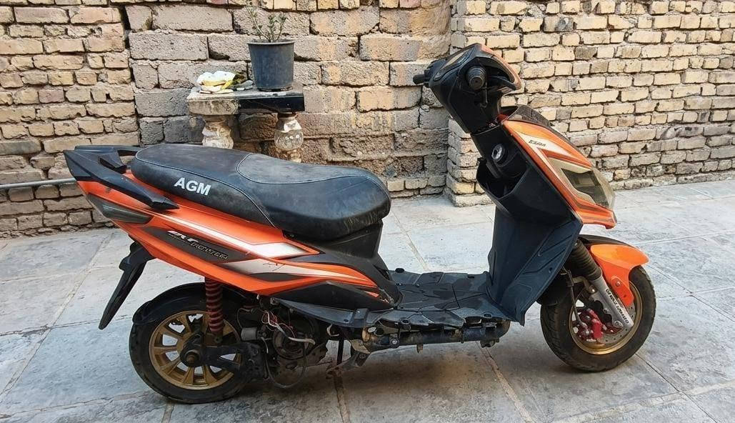 السلام عليكم هذني دراجات صيني ثنين كوم حديد اريدهن ب١٥٠ ثنينهن والسعر قفل من الاخير ووياهن غراض صيني هواي ابيعهن شلعة وحده العنوان الناصرية مركز وهذا رقمي ***********
