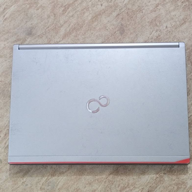 سلام عليكم 
للبيع لابتوب Fujitsu Lifebook E734 (ياباني أصل)
المعالج: Intel Core i5 (جيل رابع)
الرام: 8GB (سريع جداً بالاستخدام)
كرت الشاشة: Intel HD 4600
الوضع: نظيف جداً وجاهز للاستخدام مباشرة (منزل عليه ويندوز 10 وبرامج جاهزة)
السعر المطلوب: 140,000 دينار (قابل للتفاوض البسيط)
خاص
او واتساب : ***********
