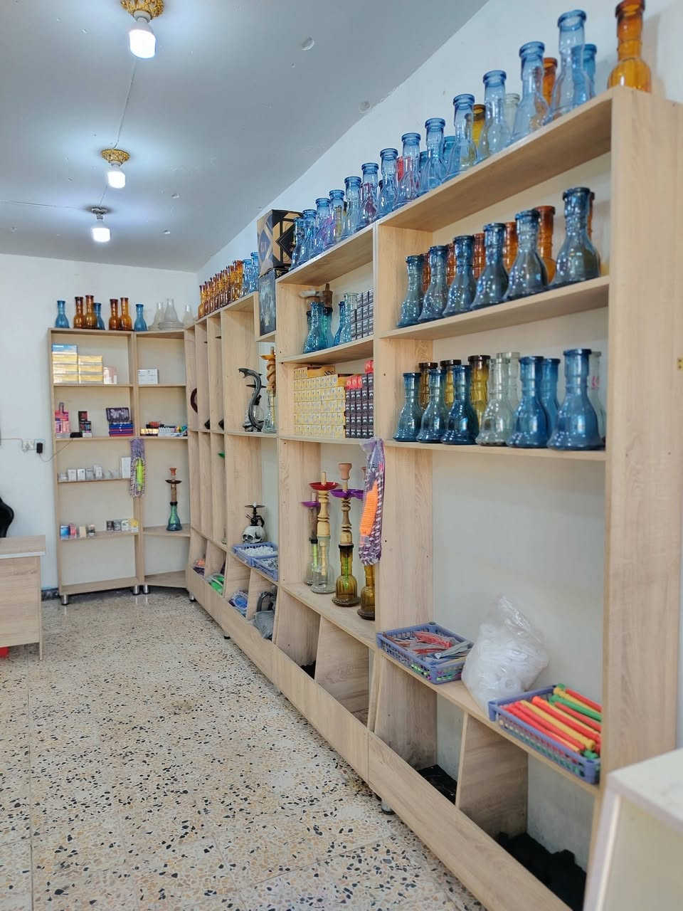 السلام عليكم للبيع محل جكاير وناركيلات كامل بس تفتح ابيع شلع الاستفسار ***********
