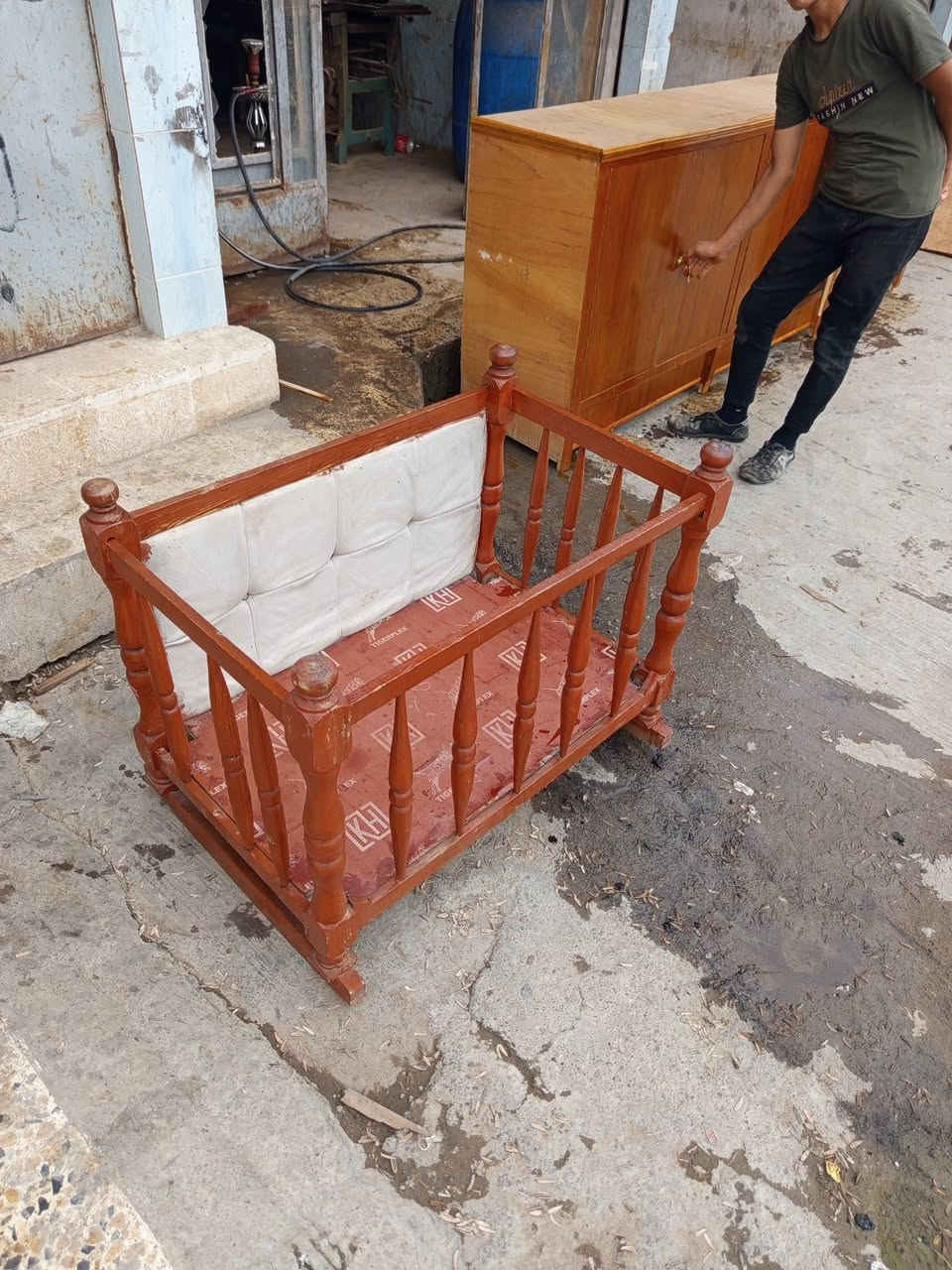 تخت طفل • نظيف • رفاعي يم طرشي