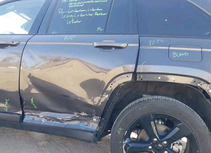 جيب بلاك توب24 رقم بابل شهداء 
ماشيه 49الف كيلو
السياره جاهزه وخير من الله 
حادثها باب خلفي ومبدل ابلادي 
وبيها حالوب بلا ايرباك 
السعر 295 $ وبيها مجال 
مكانها بابل الحله 
للتواصل على الرقم ***********