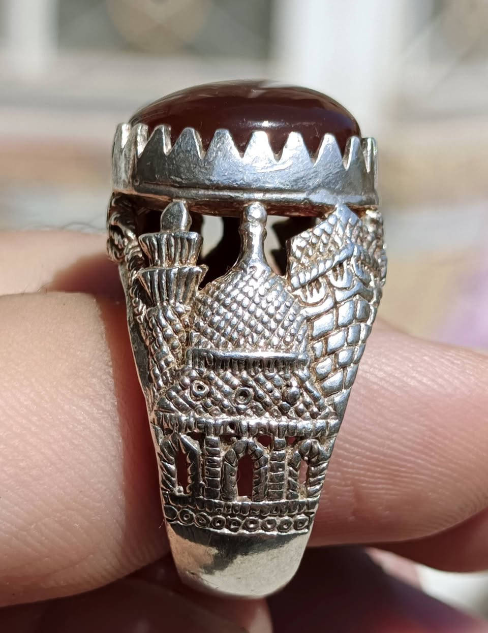 السلام عليكم يماني طبيعي تحفة غير معالج لونين بداخلة دمار جدا جميل صياغة 3D قبة ومنارة وشكل الكعبة المشرفة 🕋🕌 قياس الحجر 1.5 سم مدور قياس الخاتم 25 سعر 65 مكاني الناصرية توصيل موجود ***********
