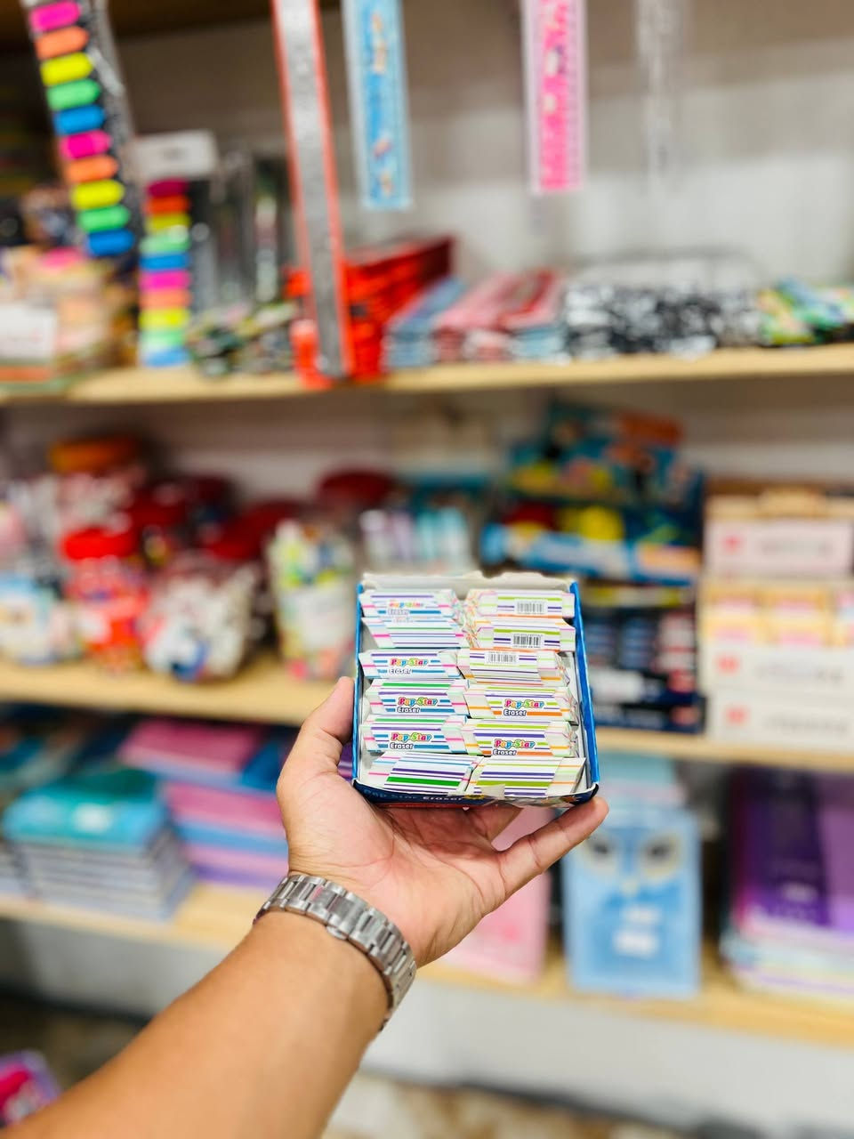 ⁨ ✨ تشكيلة مساحات جديدة وصلت مكتبة الرافدين! ✨

تتوفر لدينا الآن أحدث تشكيلة من المساحات (المحايات)
 بمختلف الأشكال والألوان الجذابة، وبجودة درجة أولى وممتازة مسح نظيف بدون أثر ولا خربشة! 📝🧼

🔥 أسعار أشكال وأنواع تناسب الجميع:
 2 بربع (قطعتين بـ 250 دينار)
 المساحة بـ 250 دينار
 المساحة المزدوجة بـ 500 دينار

📍الانبار-قضاء عنه-قرب مدرسة ذات الصواري 

📌 مكتبة الرافدين - كل ما تحتاجه للظهور بأفضل مظهر دراسي!

📲 للتواصل والمتابعة عبر التليجرام أو انستكرام: ⁠ @maktabat_alraafidayn ⁠ 

او للأستفسار:
***********
