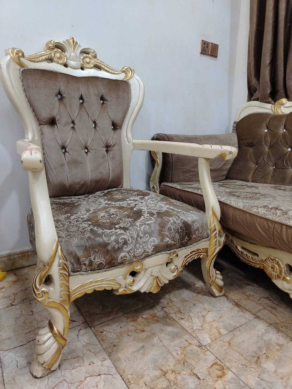 تخم تركي عشر مقاعد للبيع مع طبله وسطيه
***********
