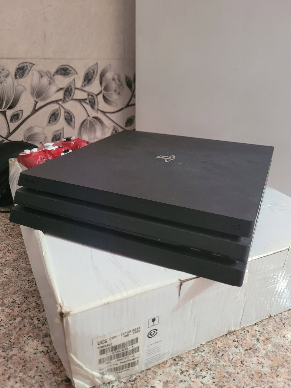 📺 **هاي نسخة البرو (Pro) يعني تدعم دقة 4K، جرافيكس خرافي وتشوف كل التفاصيل بالألعاب بوضوح!**

**المواصفات:**
- ✅ PS4 Pro (نسخة البرو - 1 تيرا)
- 📺 **تدعم دقة 4K، جرافيكس خرافي وتشوف كل التفاصيل بالألعاب بوضوح!**
- ✅ الحالة: ممتازة، مو مستعمل وايد
- ✅ سرفيس كامل + خميرة سيليكون جديدة
- ✅ **ما يسخن** ولا مشاكل بالحرارة أبداً
- ✅ **كل الملحقات الأصلية**
  - كابل HDMI أصلي
  - كابل الكهرباء
  - الكارتونة الأصلية
نسخة 13.04 , بعد اسبوعین ینزل التهکیر🫡
کلش مستعجل و بیه مجال للطیبین
سعره 299 الف دینار
***********
