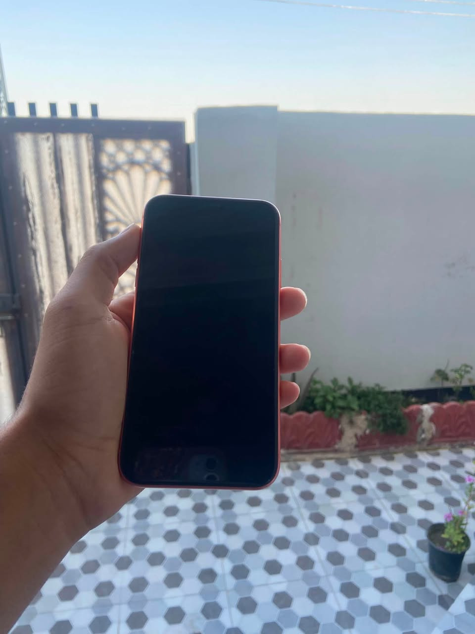آيفون اكس آر جهاز نضيف بلادي بطاريه ٧٨ فقط ضهر مكسور او مراوس يرهم ***********سعر ١٦٥ وبي مجال
