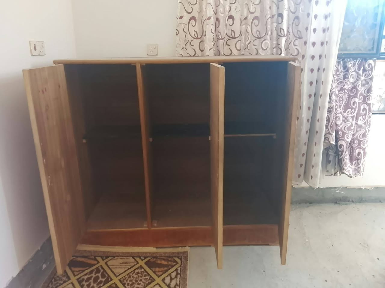 السلام عليكم بوفيه للبيع العرض 1.5 متر ونص عوزه بس قفالة ويدات المكان حله قرب الامام بكر (ع) متواجد واتساب *********** 
السعر 90 وبيه مجال حك الجيه
