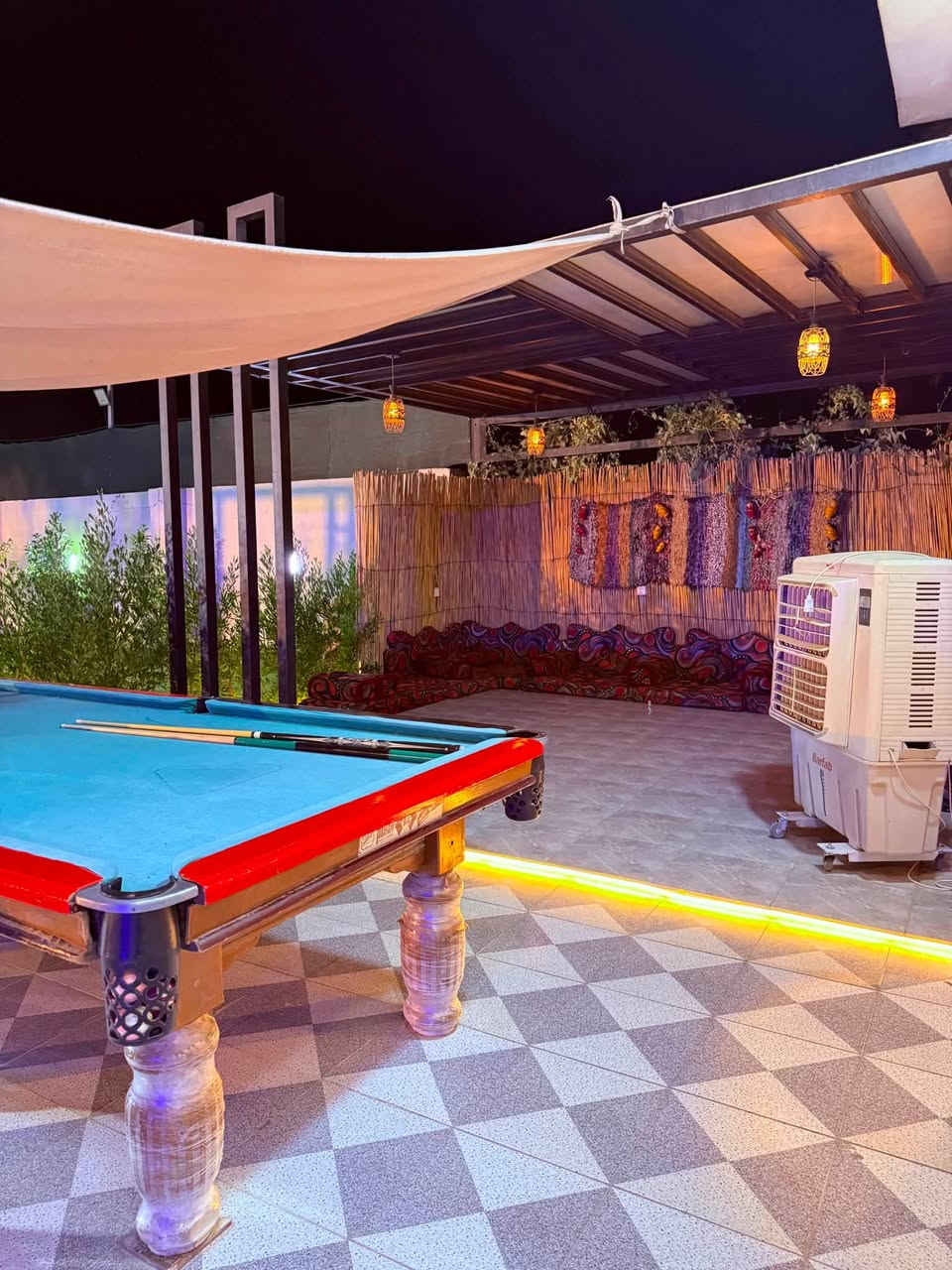 الثقه عنوان مزرعه عشق اختياركم لأفظل 
مساحه المزرعه 2000م
المسبح 🏊‍♂️
طول 12 *6 
عمق المسبح من 150 إلى 185 
مسبح للأطفال 🔴قطر 4م 
عمق 70 
إضافه جلسه  مأيه +شلال 
حدائق عدد2
جلسه عربيه خارجيه 
مع مجموعه جلسات خارجيه 
صحيات خارجيه🚾 شرقي + غربي 
باربكيو 🔥🔥
مجهزه بالكامل 
مجموعه العالب الشباب 
بليارد 🎱فيشه ⚽️منظده🏓
مع مجموعه ألعاب لأطفال 
داخل المزرعه 
غرف عدد 2 
صاله كبيره 
مطبخ مجهز بالكامل 
مكبرات صوت داخليه 
المزرعه مكيفه بالكامل + مولد اوتو 
ملاحظه ((تغير الماء بعد كل حجز ))
للحجز والاستفسار تواصل واتساب ***********
