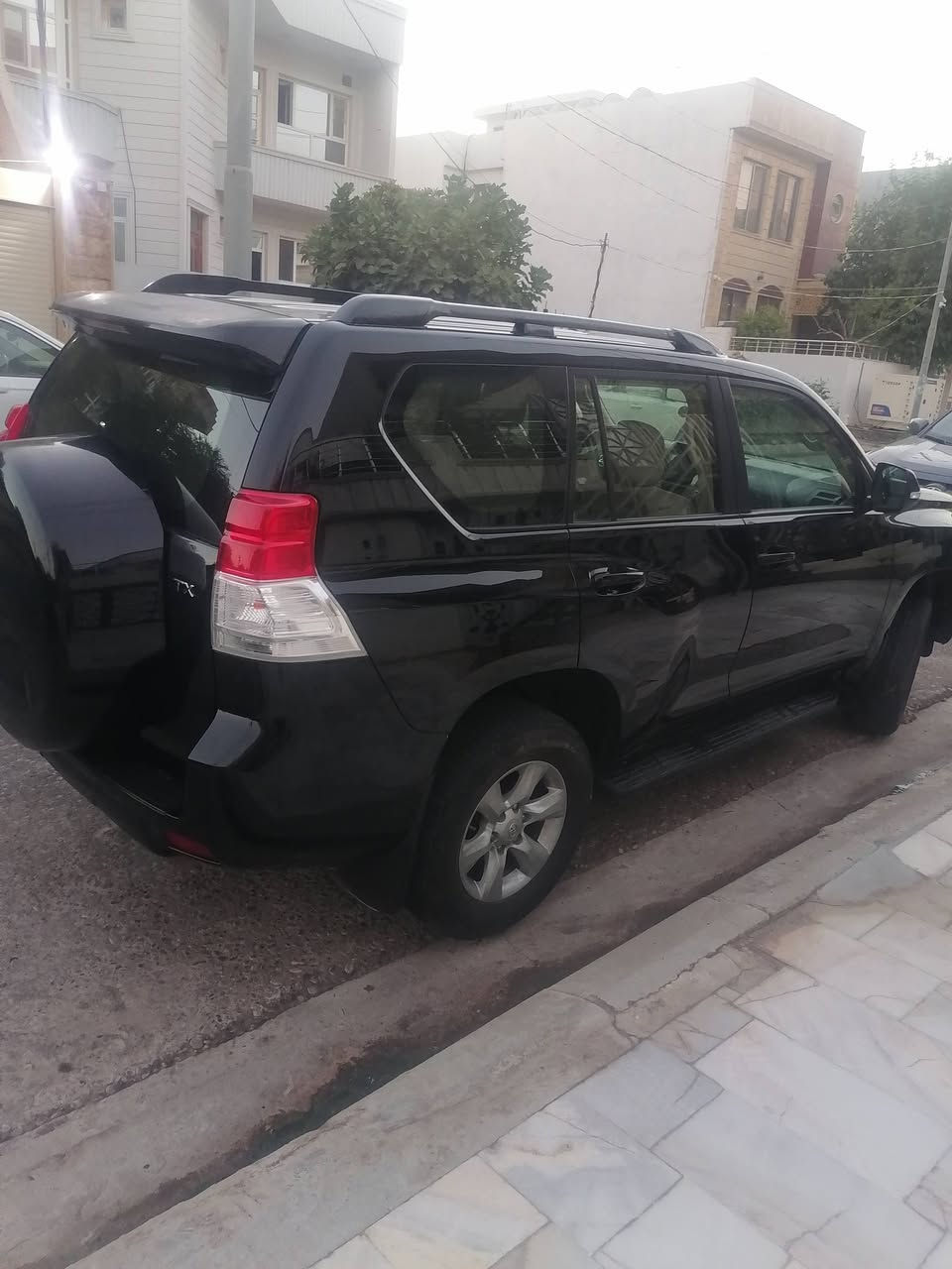 السلام عليكم اخوان ٠برادو موديل ٢٠١٢  اربيل لون اسود محرك ٤ للبيع ٠كفالة عامة بدون صبغ بدون بارد بدون تقحيل ٠محرك وكير كفالة ما مفتوحين ٠سيارة جديدة بشكل داخل وخارج ماشية ١٧٨ الف كم فقط ٠المواصفات شاشة وكامرة ٠ثلاجة ٠زراك لايت ٠بلك ٢٢٠فولط بك لايت ليد ٠تبريد ثلج وحساسات الخ من مواصفات البرلدو ٠دبل اكسل وقفل ٠للتواصل  *********** يوجد واتساب٠تحياتي للجميع ٠مكان السيارة دهوك ٠
