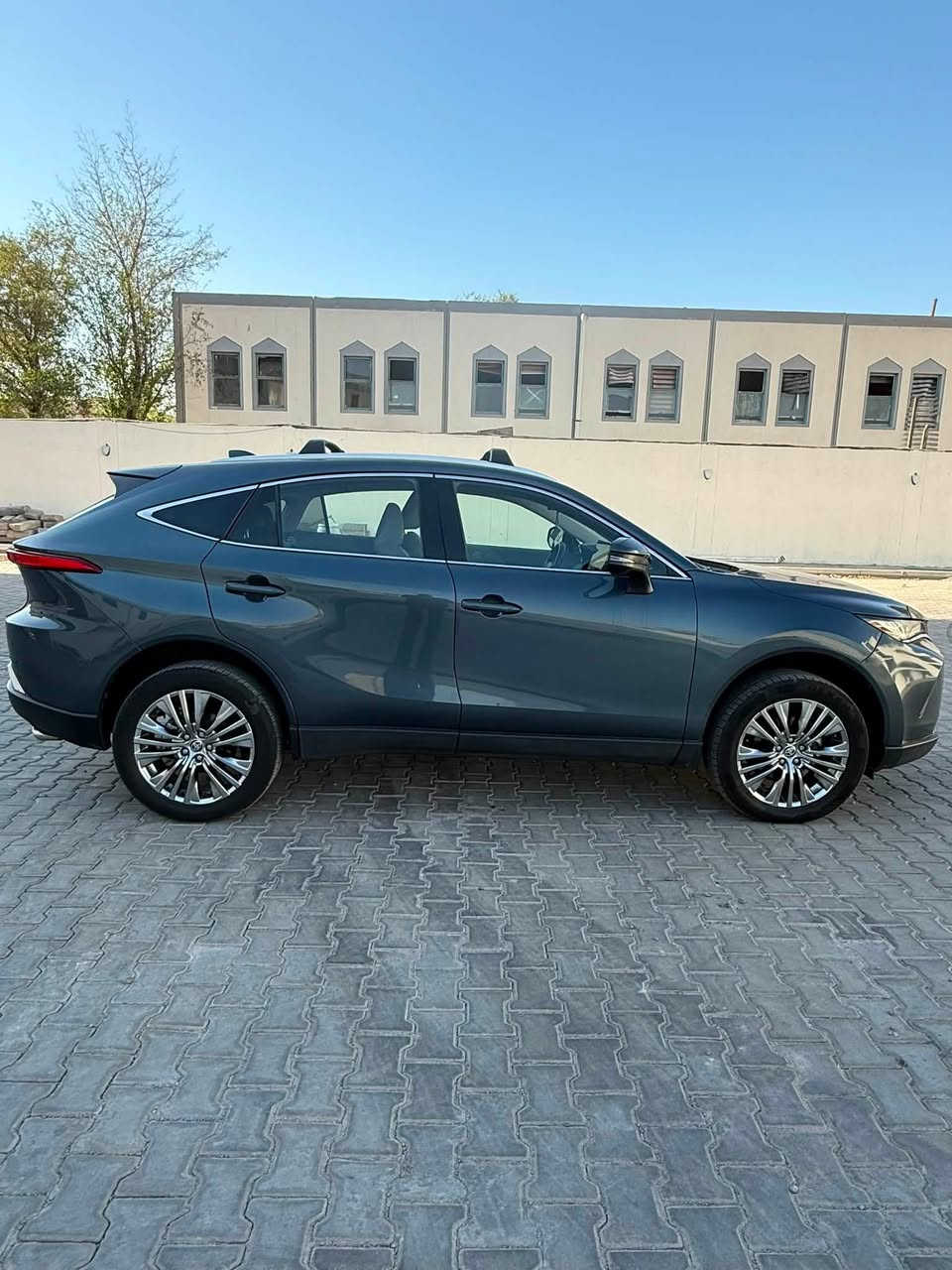 للبيع تويوتا فينزا XLE موديل 2024 🔥
🚘 Toyota Venza XLE 2024
📍 بغداد

▫️ ماشية 45 ألف كم فقط
▫️ مواصفات XLE
▫️ هايبرد — صرفية ممتازة
▫️ لون خارجي رمادي غامق راقي جداً
▫️ داخلية فاتحة جلد ونظيفة
▫️ جنوط أصلية
▫️ شاشة وسطية + Apple CarPlay
▫️ كاميرا خلفية وحساسات
▫️ السيارة من الداخل نظيفة ومرتبة جداً
▫️ جاهزة للفحص بأي مكان يختاره المشتري.
صور الضرر موجودة 
مكان السيارة بغداد العامرية 
💰 السعر: 22800$
📞 للتواصل: ***********
