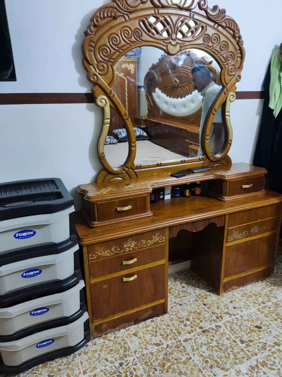 غرفه نوم مستعمل 
العنوان حسنكوي قرب جامع النور 
***********
***********

