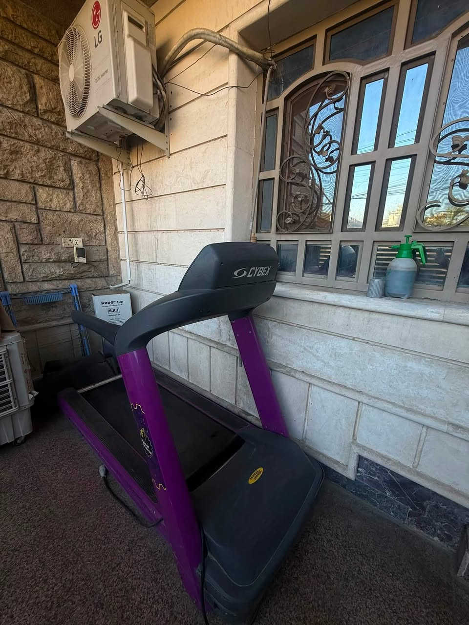 🔥 للبيع: جهاز كارديو مستعمل من شركة Cybex العالمية! 🔥
النوع: جهاز ركض (تردميل) تجاري للتحمل العالي.
 الشركة: Cybex (إصدار Planet Fitness).
 خاصية الانحدار (المطّاع): يرتفع آلياً لمحاكاة تسلق الجبال وتكثيف حرق الدهون.
 امتصاص الصدمات: مجهز بنظام (Intelligent Suspension) لحماية الركبة والمفاصل.
 البرامج والتحكم: 9 برامج تمرين، تشغيل سريع، حساسات نبضات قلب، وسماعات مدمجة.

ملاحضة القايش مقطوع لازم تشتري قايش جري 
السعر 700 الف وبي مجال الجهاز سعره بالسوق مليونين 

مكاني بغداد الكاظمية ***********
