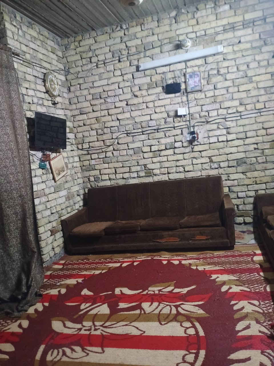 بيت للبيع م 100 بحي طارق القديم ب45وبيه مجال بسيط خلف معمل الغاز  رقم صاحب دار ***********
