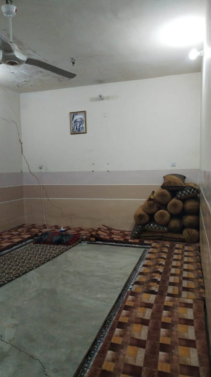 السلام عليكم بيت لل بيع المساحه  450 ب عرب حسين الجريش غرفتين نوم صاله مطبخ ربعه حديقه كراج سياره مخزن  مع محل  يرهم بمقدمه  السعر 40 وبي مجال بسيط 
الاتصال
*********** ‬
