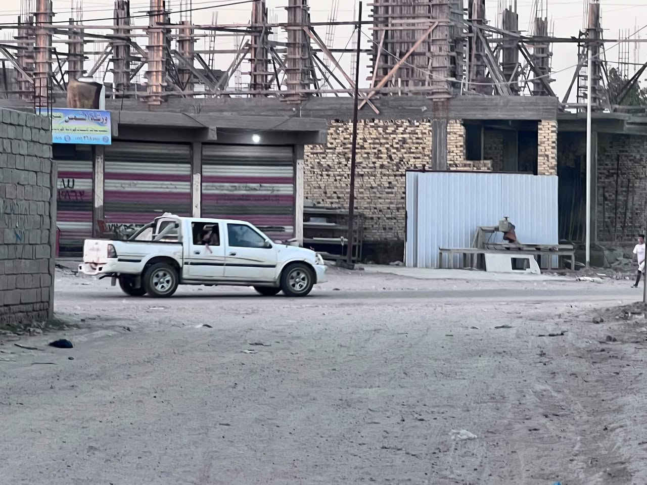 سلام عليكم بيت الايجار مساحته 120متر مربع بيت نظيف جدا يتكون من صاله ومطبخ وكلدور وغرف نوم كافت خدمات موجوده وقريب على شارع تبليط 
سعر 350وبي مجال كل شهر ابشهر 

العنوان حله شارع الرابط بين شارع 80وشارع 100
لاستفسار اكثىر مراجعت مكتب بهاء الجشعمي العنوان حله شارع 100قرب جسر المشاه 
او
 لاتصال على الرقم التالي 
***********
