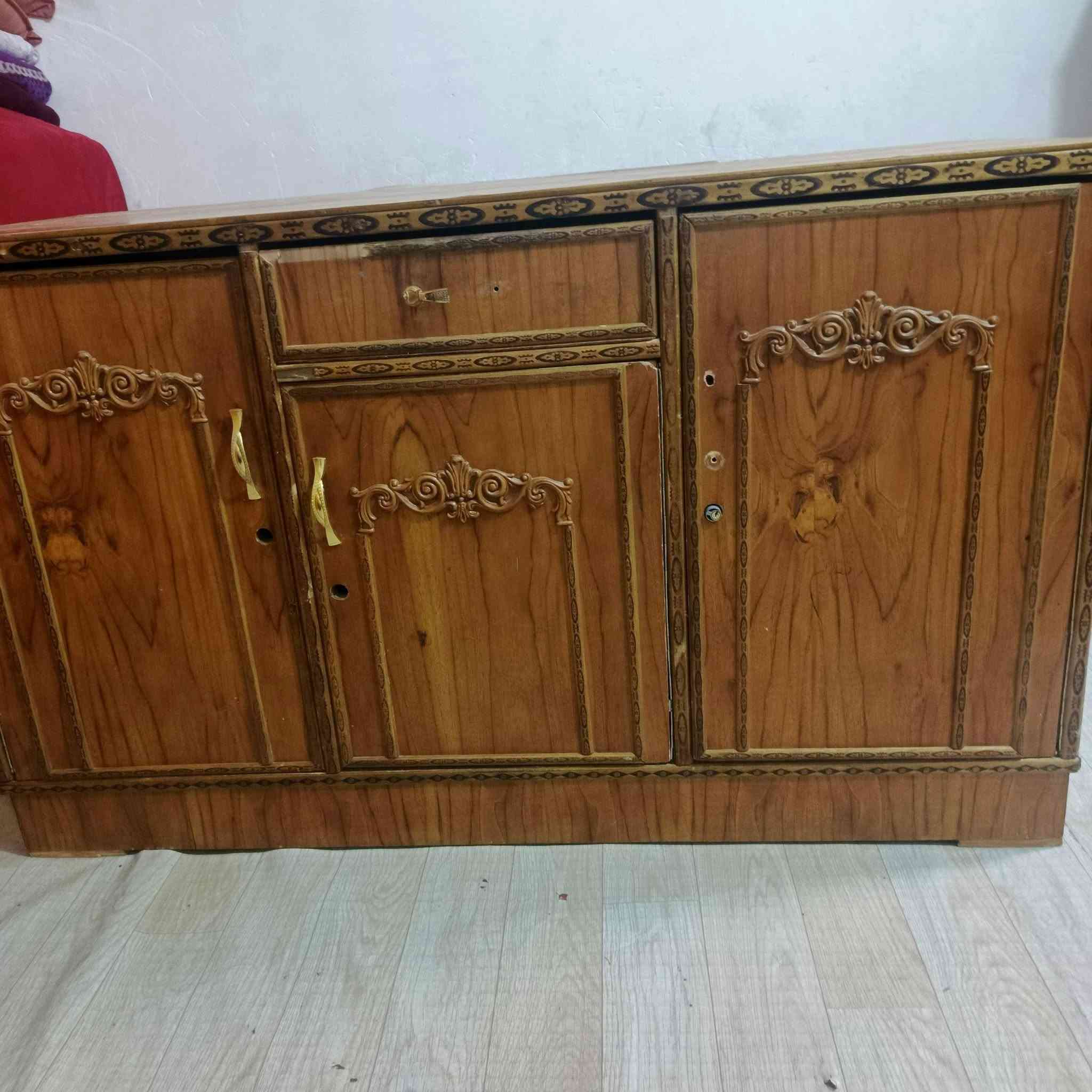 السلام عليكم بوفيه ثلاث خانات نظيفه طول متر ونص سعره 70العتوان حي ا ور  ***********
